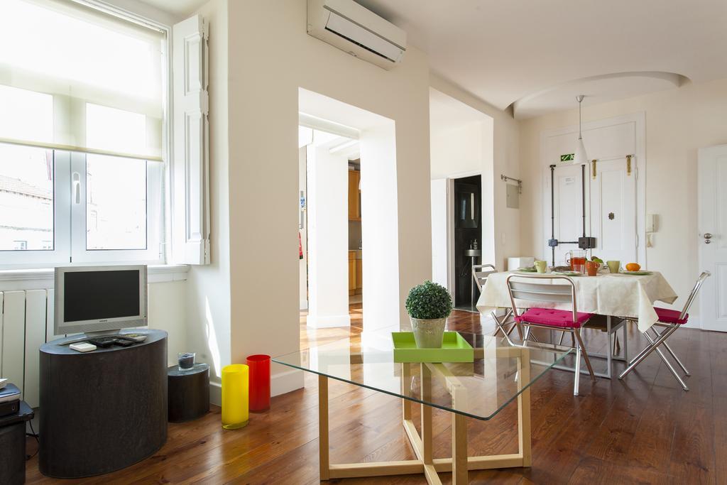 Joivy Spacious And Bright 1-Bed Flat With City Views In Lapa Lisbon Luaran gambar